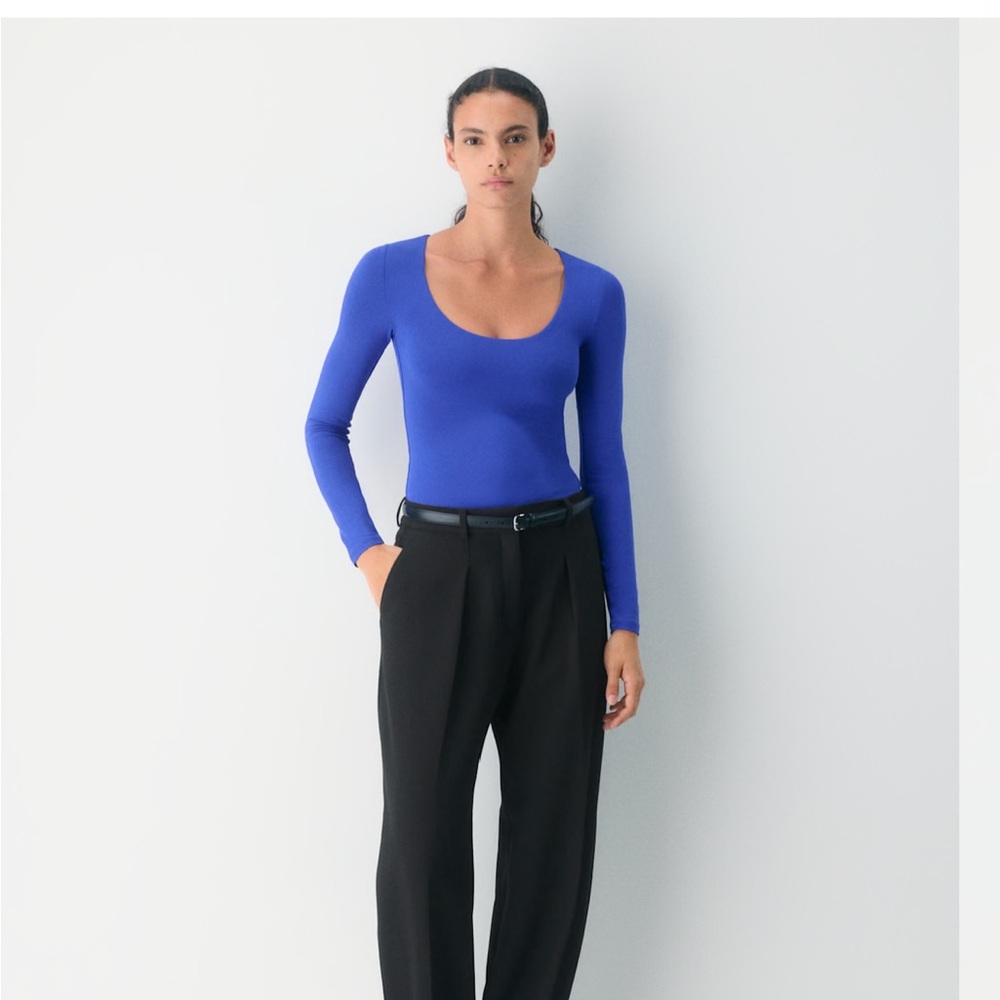 Aritzia Original Contour Scoopneck Longsleeve
